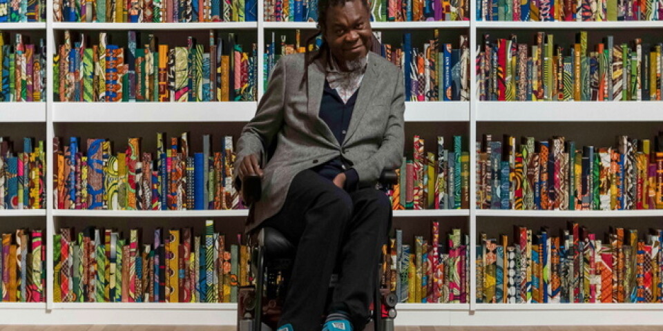 Yinka Shonibare framför sitt verk "British library". Pressbild.