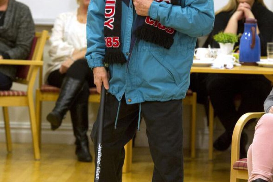 Spelklar modell. Yngve Funeteg var rustad för en innebandymatch när han visade upp vintermode på Röda Korsets modevisning på församlingsgården.