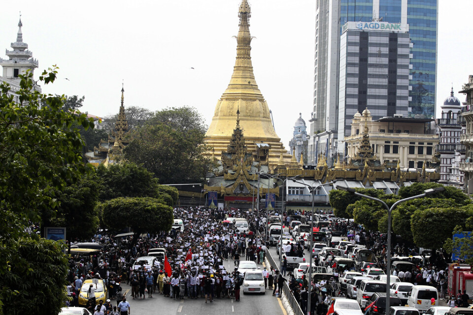 Buddhistiska monument är viktiga attraktioner i Myanmar. På bilden hålls demonstrationer i Rangoon framför den berömda Sule-pagodan i februari i år.