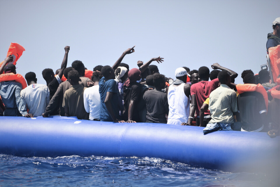 105 migranter i en gummiflotte undsattes på måndagen.