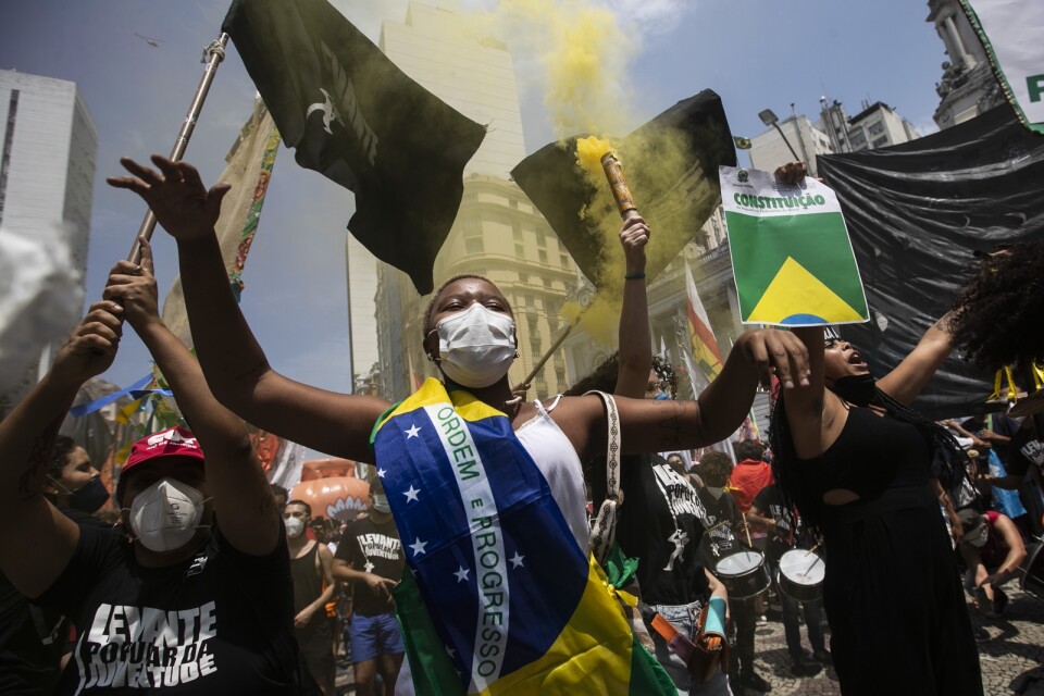 Oppositionella partier och grupper försöker enas i ett motstånd mot Brasiliens president Jair Bolsonaro. Här är demonstranter i Rio de Janeiro på lördagen.