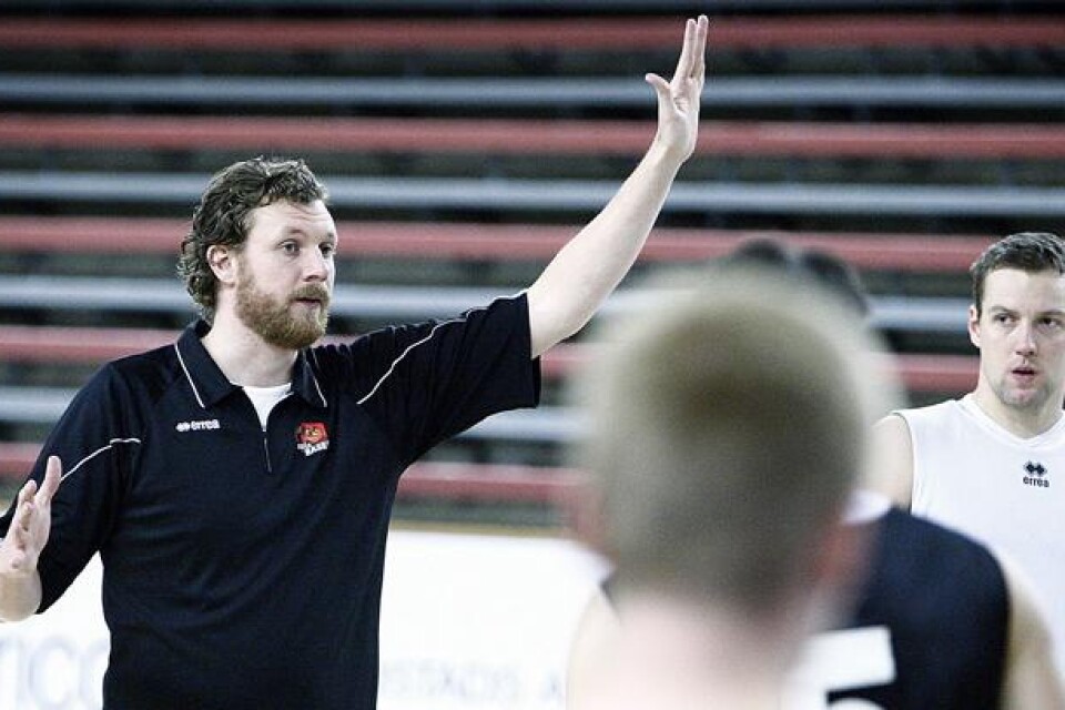 Anders Jonsson, som coachat Borås Basket sedan förra säsongen, lämnar nu över huvudansvaret till finländaren Lars Ekström.