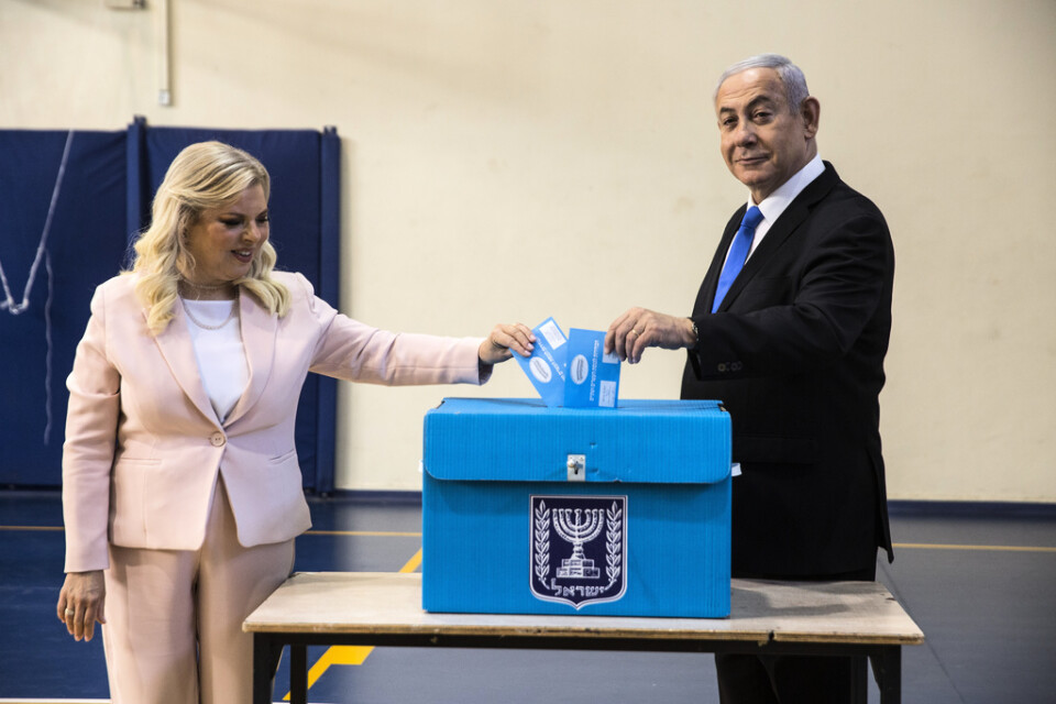 Israels premiärminister Benjamin Netanyahu röstar tillsammans med sin hustru Sarah i en vallokal i Jerusalem-