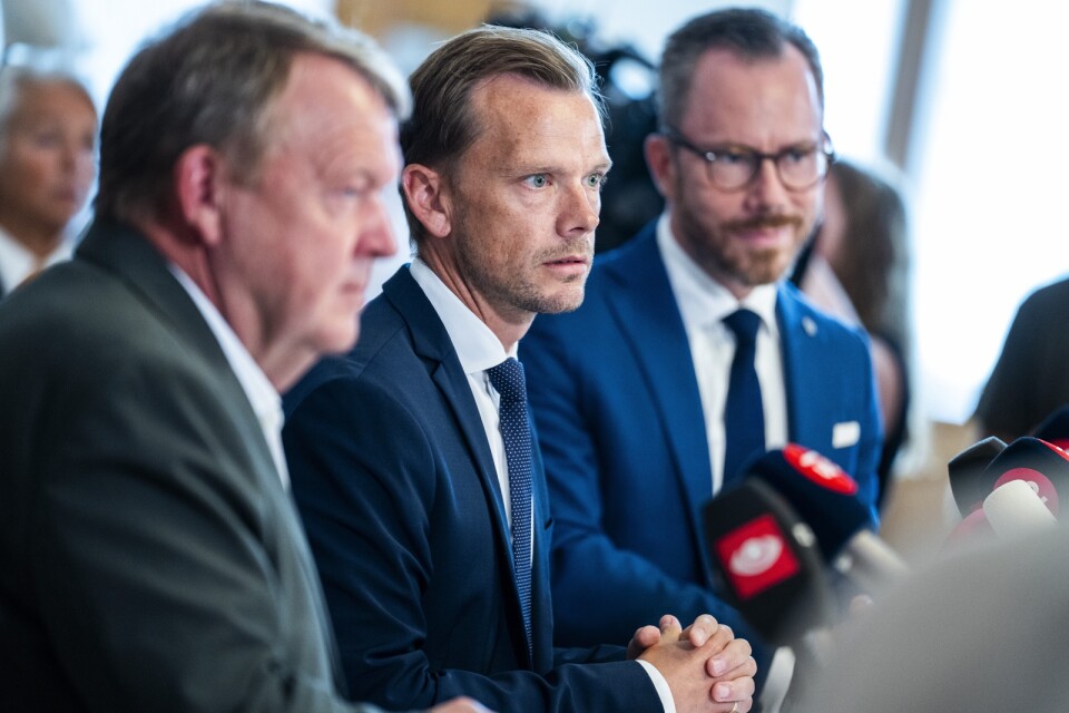Den danska koalitionsregeringen, här med justitieminister Peter Hummelgard (S) i mitten har trampat i koranklaveret.