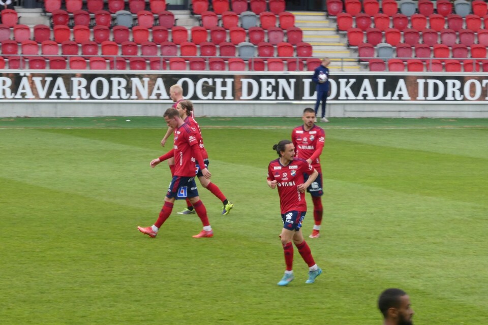 Öster vann med 2-0 mot Jönköping Södra, tog tre viktiga poäng och hakar på toppstriden i superettan.