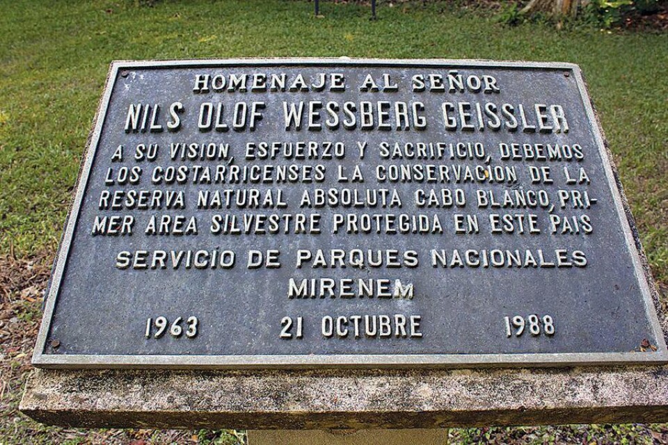 Vid entrén till Cabo Blanco finns en minnessten över Nils Olof Wessberg, svensken som grundade Costa Ricas första naturreservat. Martin Petersson jobbar nu för att reservatet även ska omfatta en del av havet utanför reservatet.
