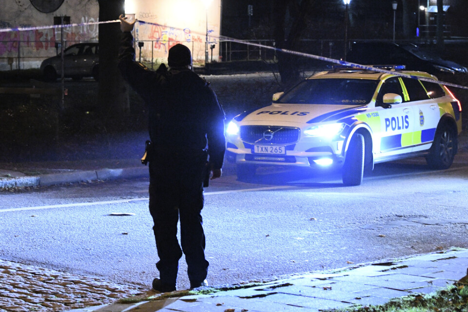 En ung man sköts till döds i Malmö på torsdagseftermiddagen.