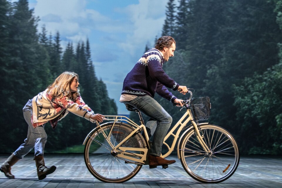 Den klassiska scenen där Lena (Tuva Børgedotter Larsen) lär Daniel (Philip Jalmelid) att cykla är så klart en viktig del även i musikalen ”Så som i himmelen”.