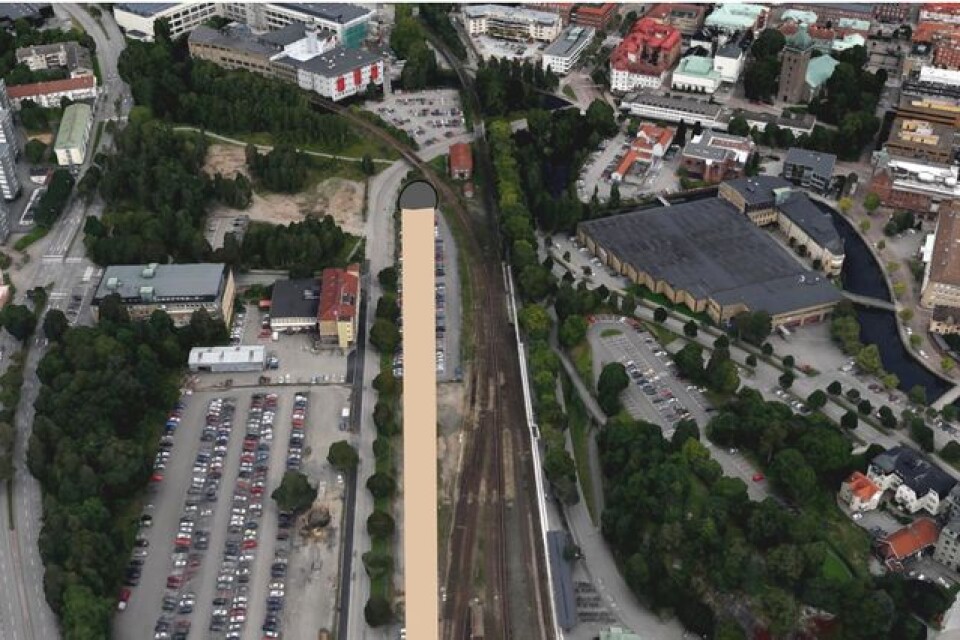 Där det breda strecket är inritad i bilden, precis väster om den befintliga stationen i Borås, menar en konsultrapport att den nya järnvägen och stationen skulle kunna anläggas. Förslaget till lösning är riktigt spännande.