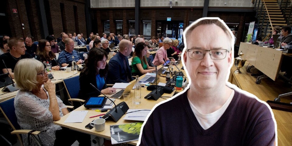 Statsvetaren Erik Wångmar svarar på frågor inför kommunfullmäktige i Växjö.