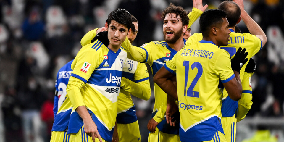 Juventus Alvaro Morata, till vänster, gratuleras för sitt mål i segern över Sampdoria i Italienska cupen.