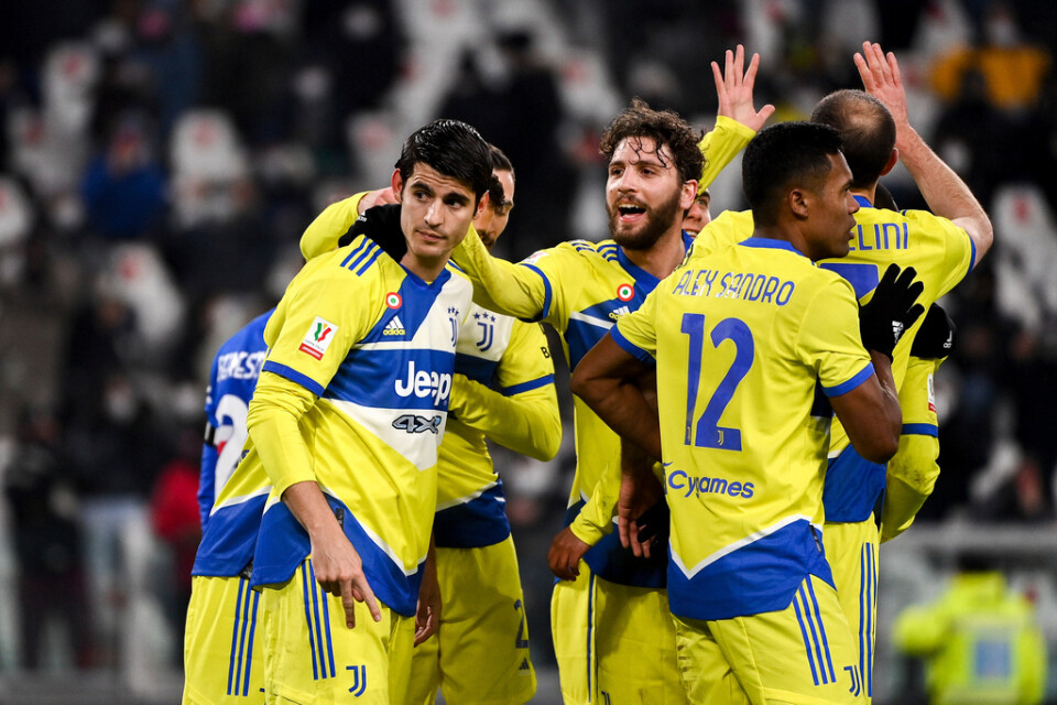 Juventus Alvaro Morata, till vänster, gratuleras för sitt mål i segern över Sampdoria i Italienska cupen.