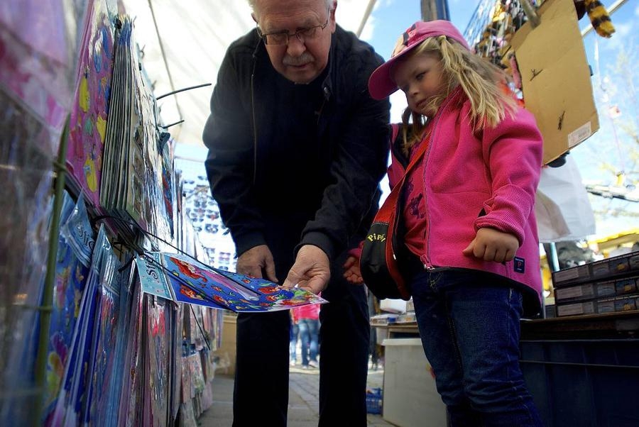 Kjell Thiman och barnbarnet Clara Thiman kollade leksaker på Nybro marknad på fredagen.