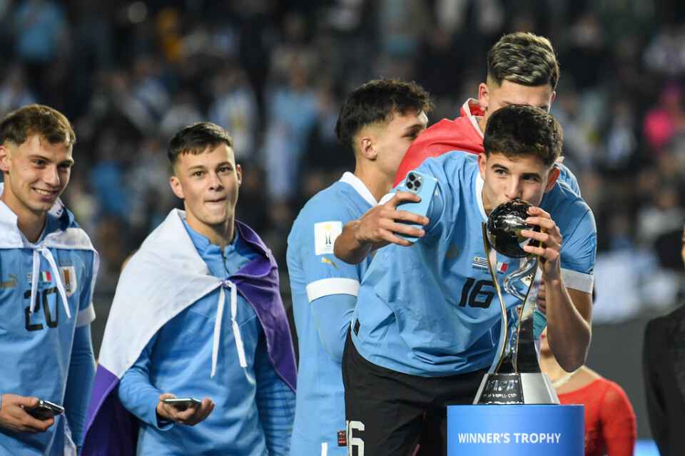 Uruguays Facundo Gonzalez kysser pokalen efter att ha tagit hem U-20-VM i fotboll.