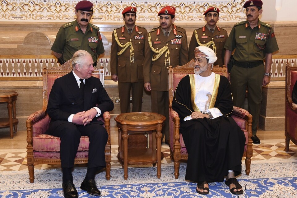 Omans nye sultan Haitham bin Tariq Al Said, till höger, tar emot brittiske prins Charles i Muskat på söndagen.