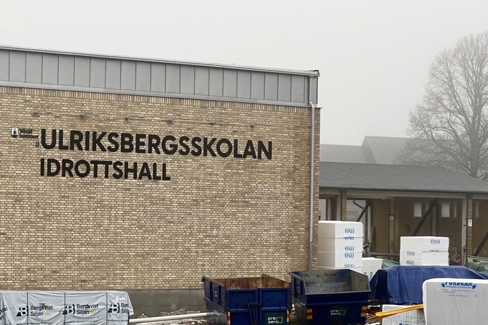 Ulrikbergskolans nya skylt felstavad.