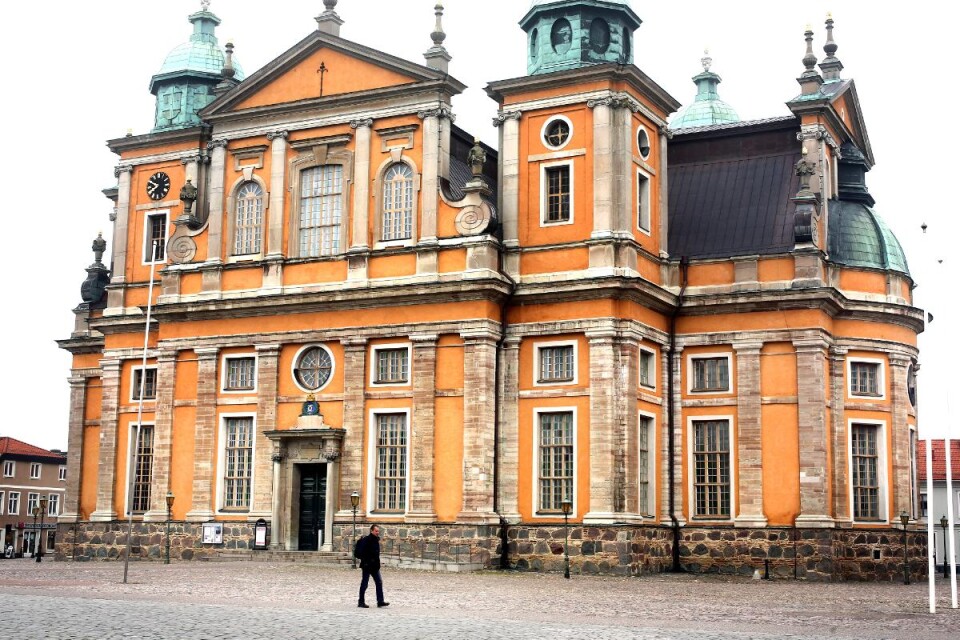 "Från slottet kommer Kvarnholmens relativt låga bebyggelse och monumentalbyggnader likt Domkyrkan till stor del skymmas och framstå som små och futtiga.