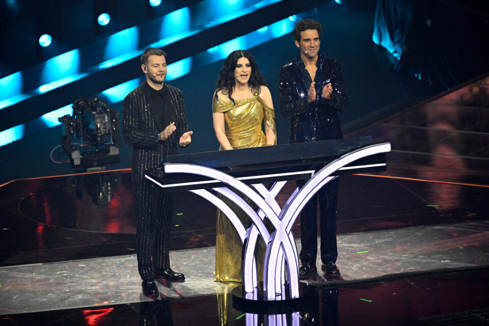 Programledarna Alessandro Cattelan, Laura Pausini och Mika hade kontakt med de olika juryerna under finalen i Turin. Rösterna från sex länder diskvalificerades. Arkiv.