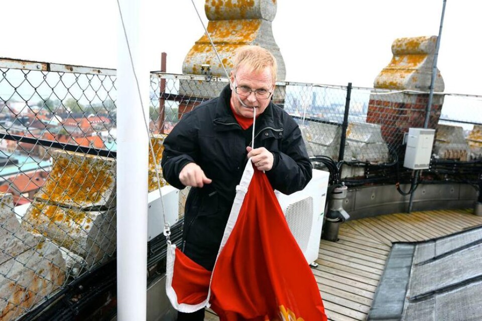 Björn Andersson hissar KFF:s flagga på gamla vattentornet.