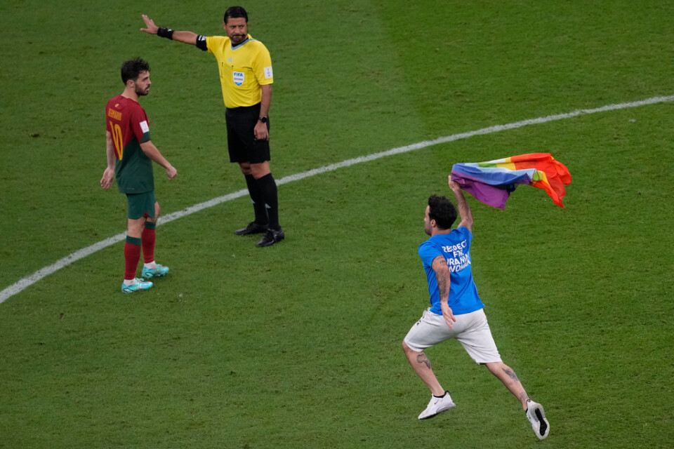 En man med en regnbågsflagga stormade VM-matchen mellan Portugal och Uruguay.