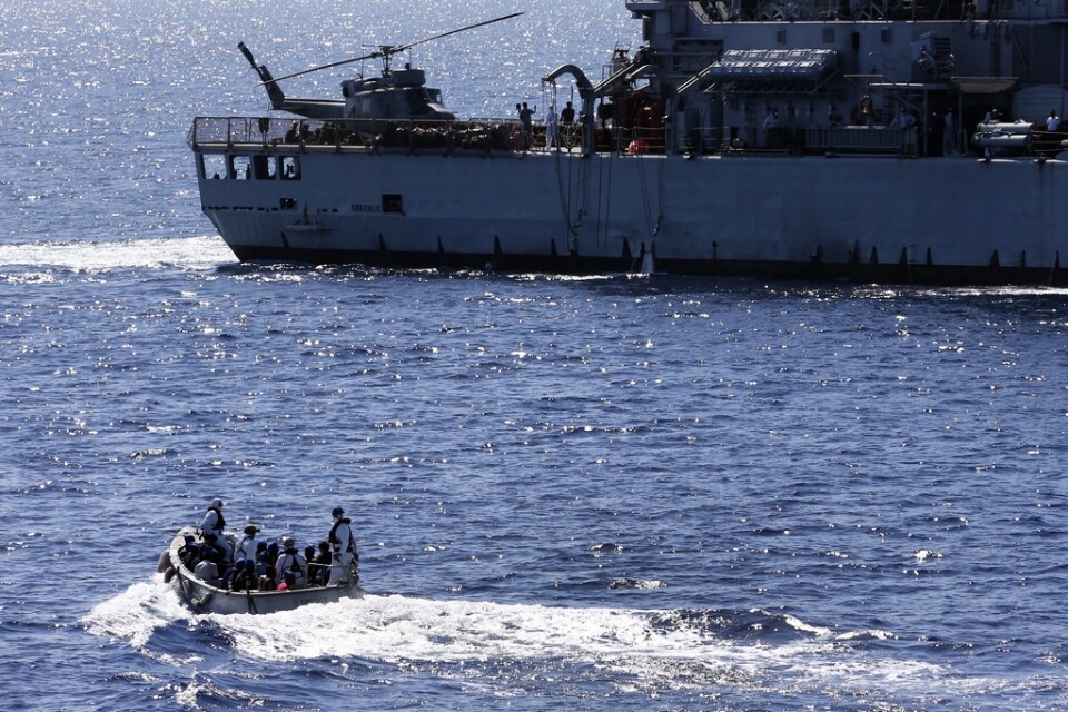 Migranter tas om hand på Medelhavet 2016 under sjöinsatsen Sophia. Arkivfoto.