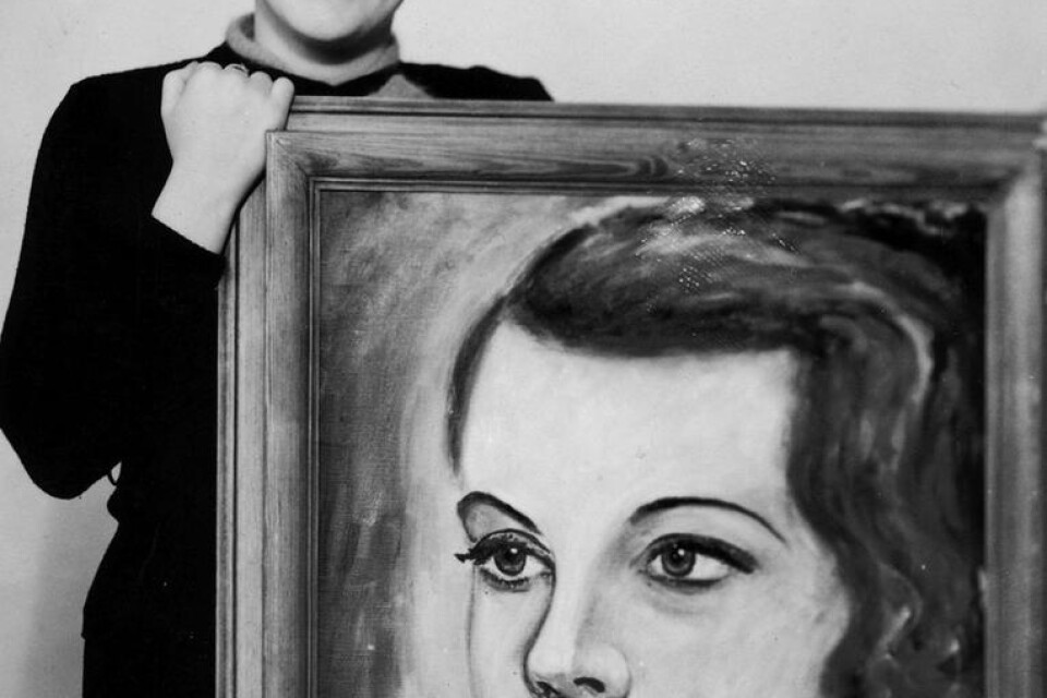 Sickan Carlsson (1934) med ett oljeporträtt av artisten Walter Fuc.