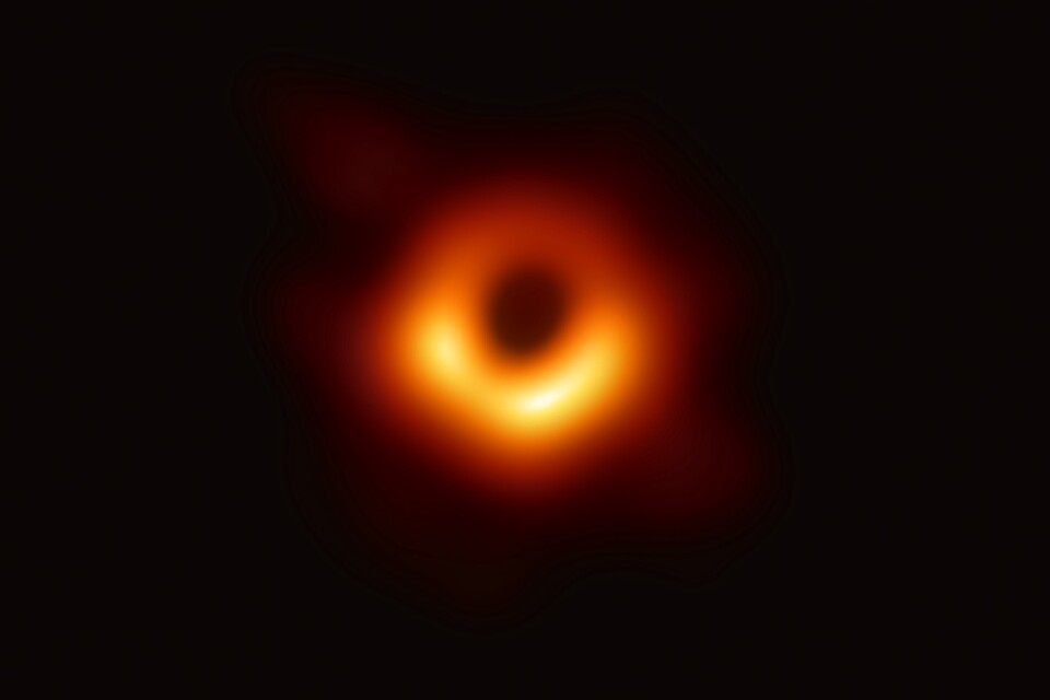 Forskning om svarta hål belönas med Nobelpriset i fysik 2020. Här är den första bilden som tagits fram av ett svart hål i universum. Den belönas inte med Nobelpriset i år.