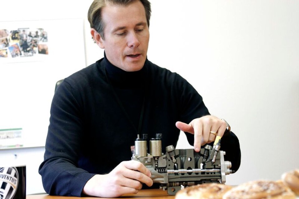 Parkers platschef, Lars Jansson, demonstrerar en av företagets hydrauliska riktningsventiler.