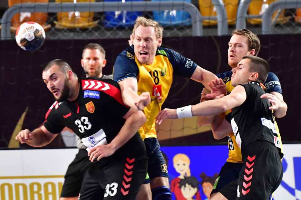 Sveriges Fredric Pettersson i kamp mot Nordmakedoniens försvar under torsdagens match i handbolls-VM, som Sverige vann med 32–20.