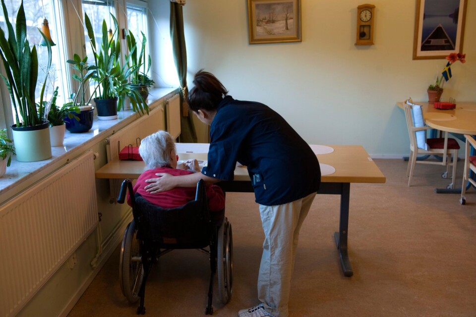 Socialdemokraternas trygghetsgaranti riskerar att slå hårt mot de med störst behov när alla över en viss ålder ska ha rätt till äldreboende.
