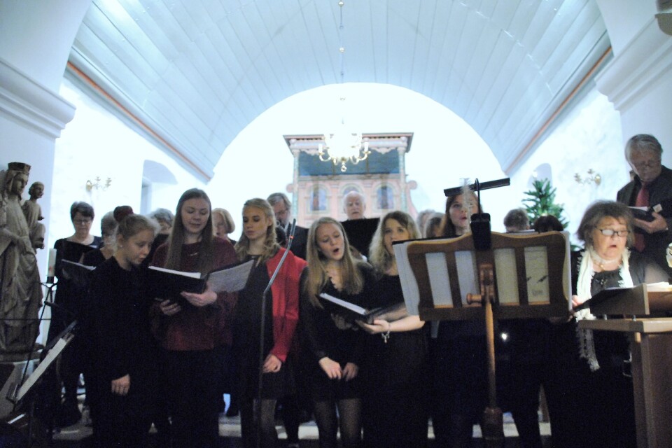Två körer samt Hallaböke kammarorkester fyllde kyrkan med sång och musik.