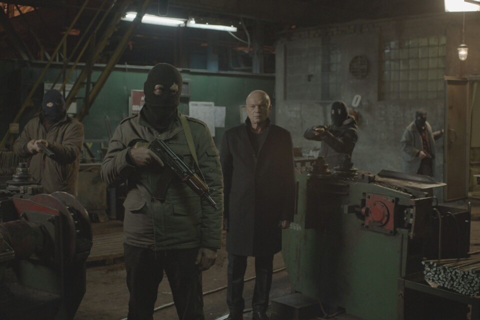 Filmen utspelas inuti en nedläggningshotad stålfabrik på en avlägsen ort i Ryssland, där ett gisslandrama urartar till en blodig uppgörelse mellan några arbetare och kriminella hantlangare.