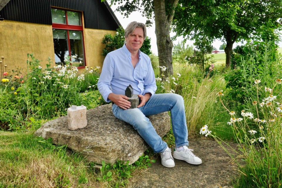 En nyhet bland Frank Björklunds alster är stenskulpturer av små hus högt uppe på ensliga klippor.