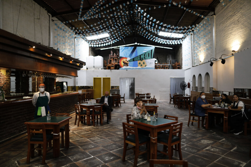 En ensam kund vid en restaurang i Mexico City i början av september.