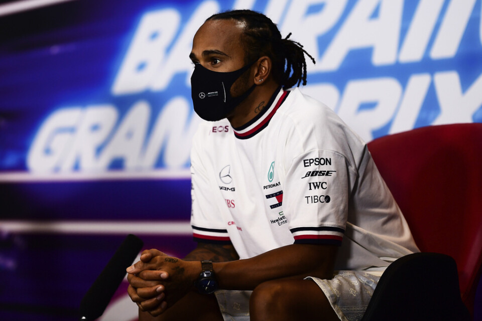 Lewis Hamilton under presskonferensen i Bahrain.