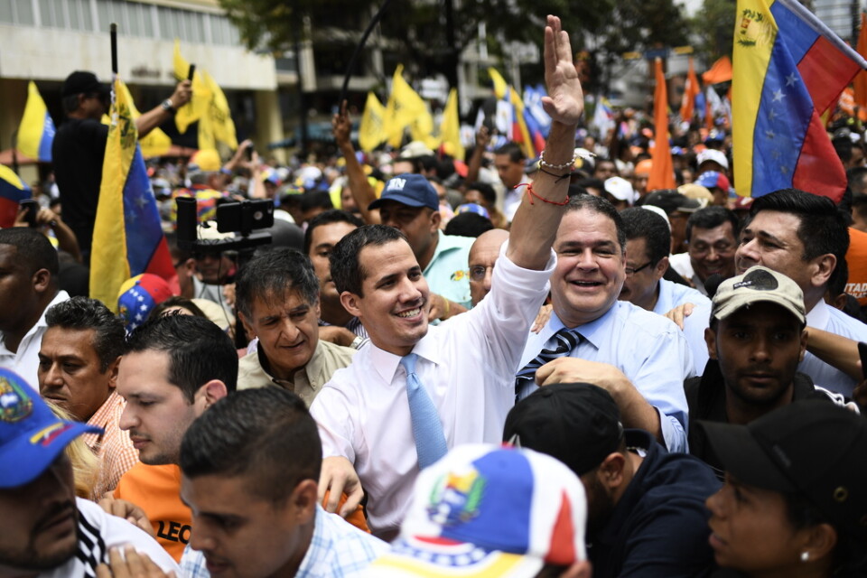 Oppositionsledaren Juan Guaidó (i mitten) omgiven av anhängare i en protestmarsch i Venezuelas huvudstad Caracas på tisdagen.