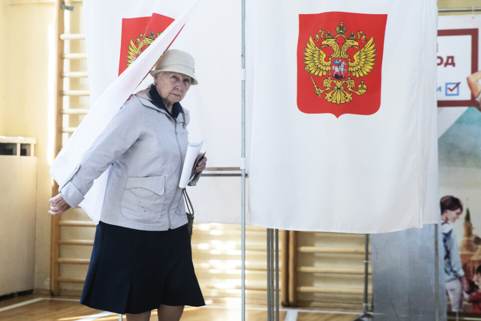 En kvinna röstar i kommunvalet i Moskva.