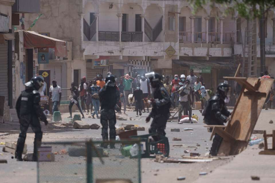 Demonstranter drabbade samman med polis i Dakar i Senegal efter att oppositionsledaren Ousmane Sonko dömts till två års fängelse.
