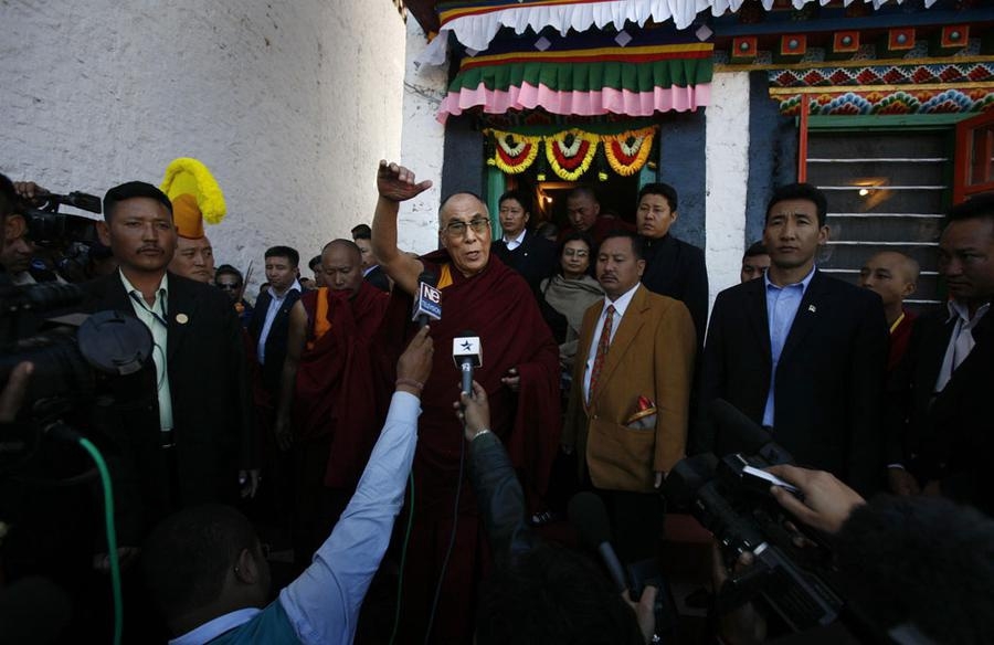 Dalai lamas klosterbesök retar Kina Den tibetanske exilledaren Dalai lama anlände på söndagen till ett tibetanskt kloster i nordöstra Indien. Besöket upprör Kina, som betraktar det kringliggande området i Himalaya som sitt territorium. Tusentals buddhister kantade vägen mellan helikopterplattan där Dalai lama landade, och klostret Tawang i Arunachal Pradesh. Bergsstaten Arunchal ligger inklämd mellan Burma, Bhutan och Tibet. Den styrs av Indien men är föremål för kinesiska anspråk. Peking har fördömt Dalai lamas besök som en provokation ämnad att skada förbindelserna mellan Kina och Indien.