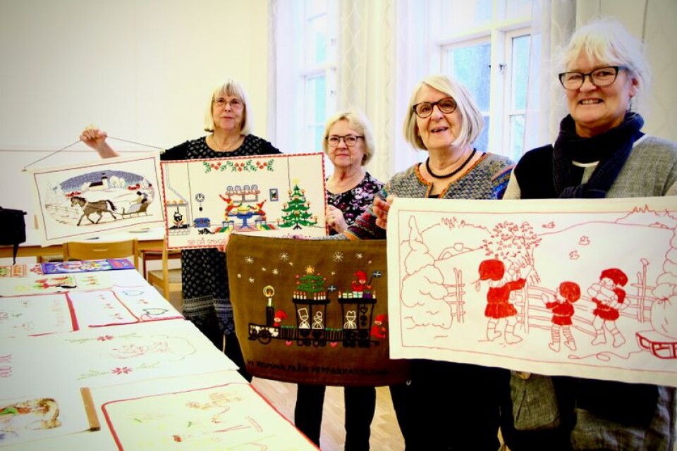 Inger Wedberg, Mona Persson, Eva Sandblom och Lena-Maria Berg med några av de julbonader som visas under helgens julmarknad i Kastlösa.