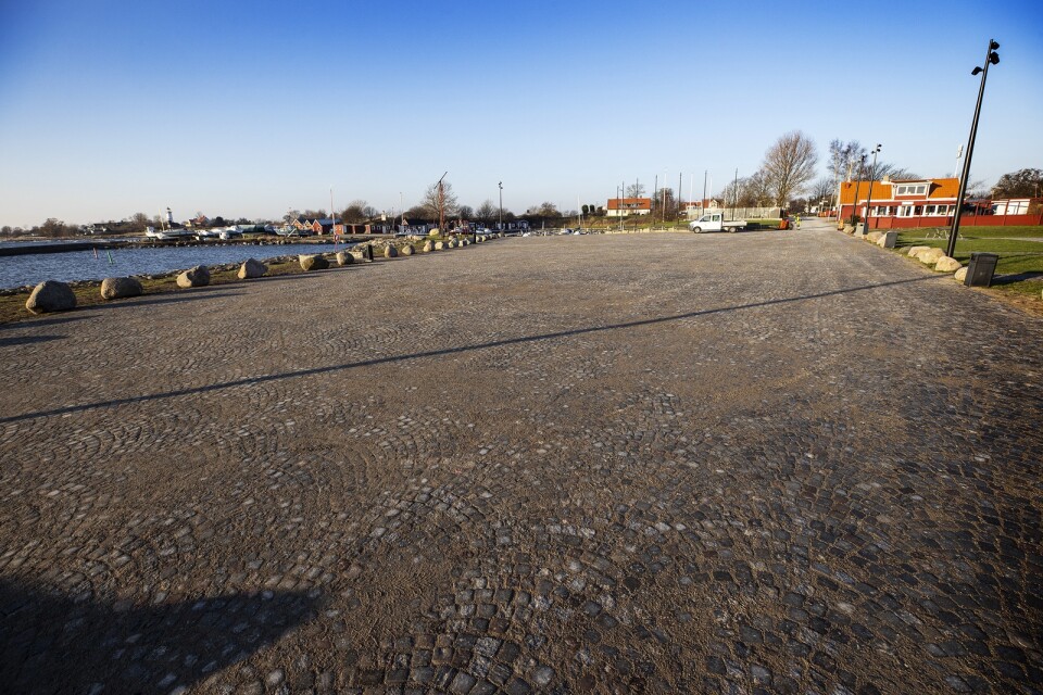 Signaturen Bh är kritisk till att man inte längre ska få parker på hamnplanen vid Smyge hamn.