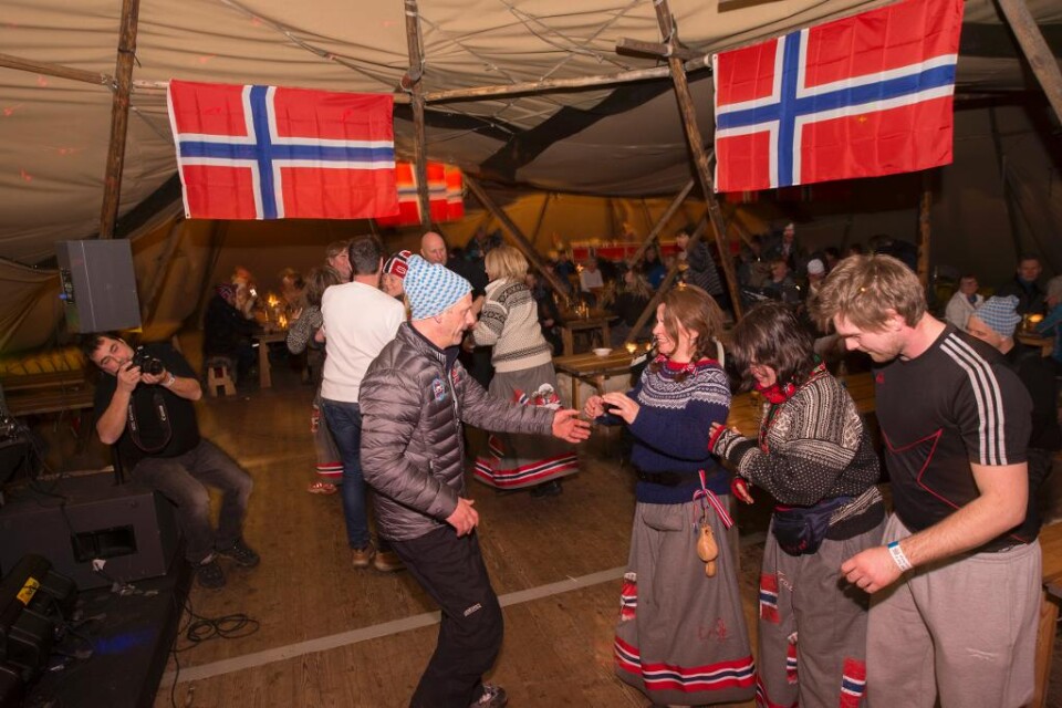 VM i Falun har fått en oväntad attraktion. Norrmännen som bor i tält, badar i tunnor samt sjunger och dansar. Allt detta sker inom ett avspärrat område intill VM-arenan, samtidigt som svenskarna står häpet utanför och tittar på. Det är som att norrmänne