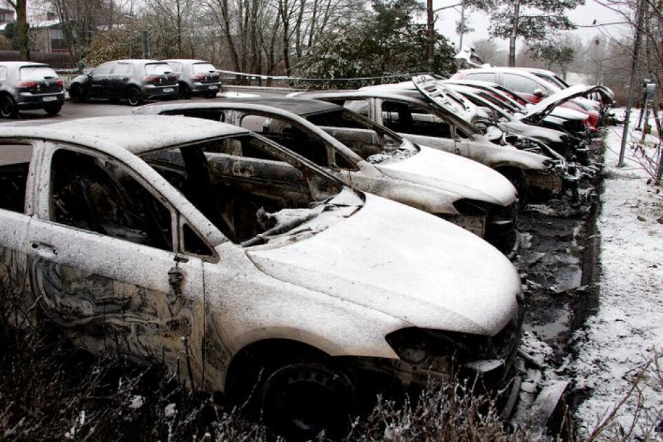 Alla de sju utbrända bilarna utanför vårdcentralen tillhör Hemsjukvården.