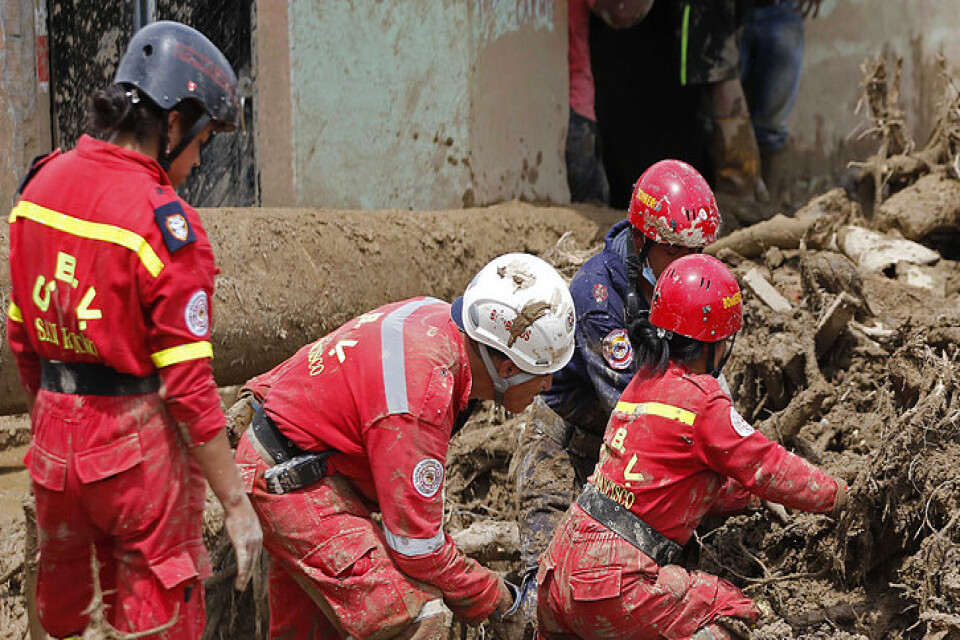 Jordskred är vanliga i Colombia. Här söker räddningsarbetare efter saknade 2017. Arkivbild.