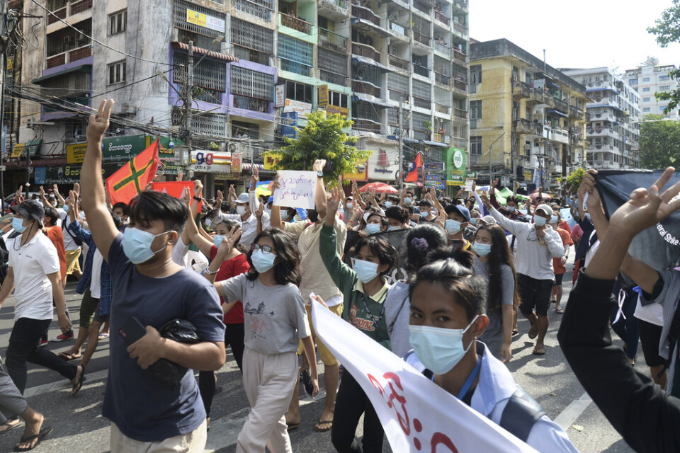 Demonstranter som protesterar mot militärkuppen. Arkivbild.