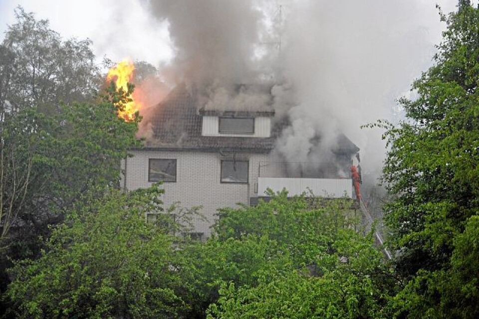 Det brann kraftig i ovanvåningen på det äldre huset på Viktoriagatan. Rökutvecklingen syntes över stora delar av Hässleholm. Foto: Carl-Johan Bauler