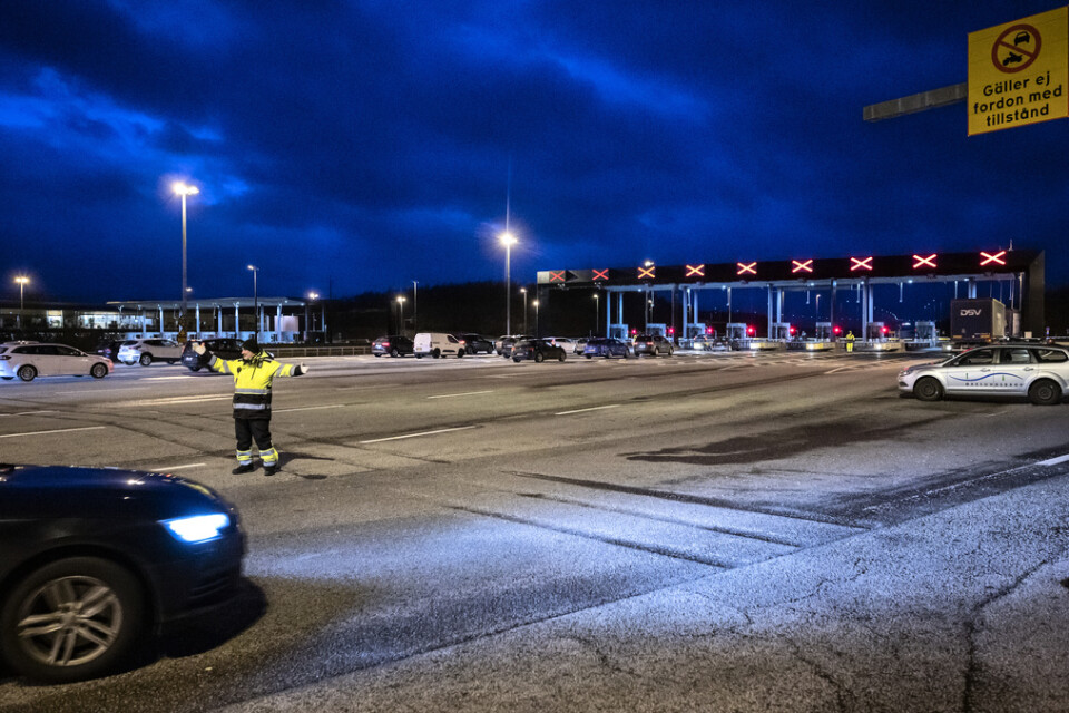 Trafiken leds av vid betalstationen på Lernacken efter att Öresundsbron stängt på tisdagskvällen på grund av stormbyar.