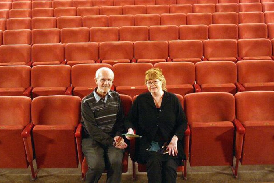 Sven Håkansson och Gunvor Axelsson hoppas att stolarna i Kinna teater fyllas av åhörare då föreläsningsserien drar igång den 22 januari.