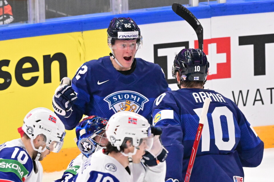 Finlands Harri Pesonen och Joel Armia (10) jublar efter 1–0-målet i premiärsegern mot Norge.