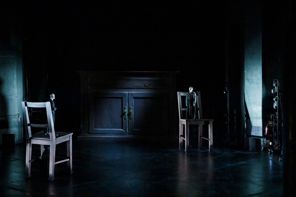 Brott och straff  av Fjodor Dostojevskij spelas i en scenversion av Oliver Frljić på Dramaten i Stockholm.